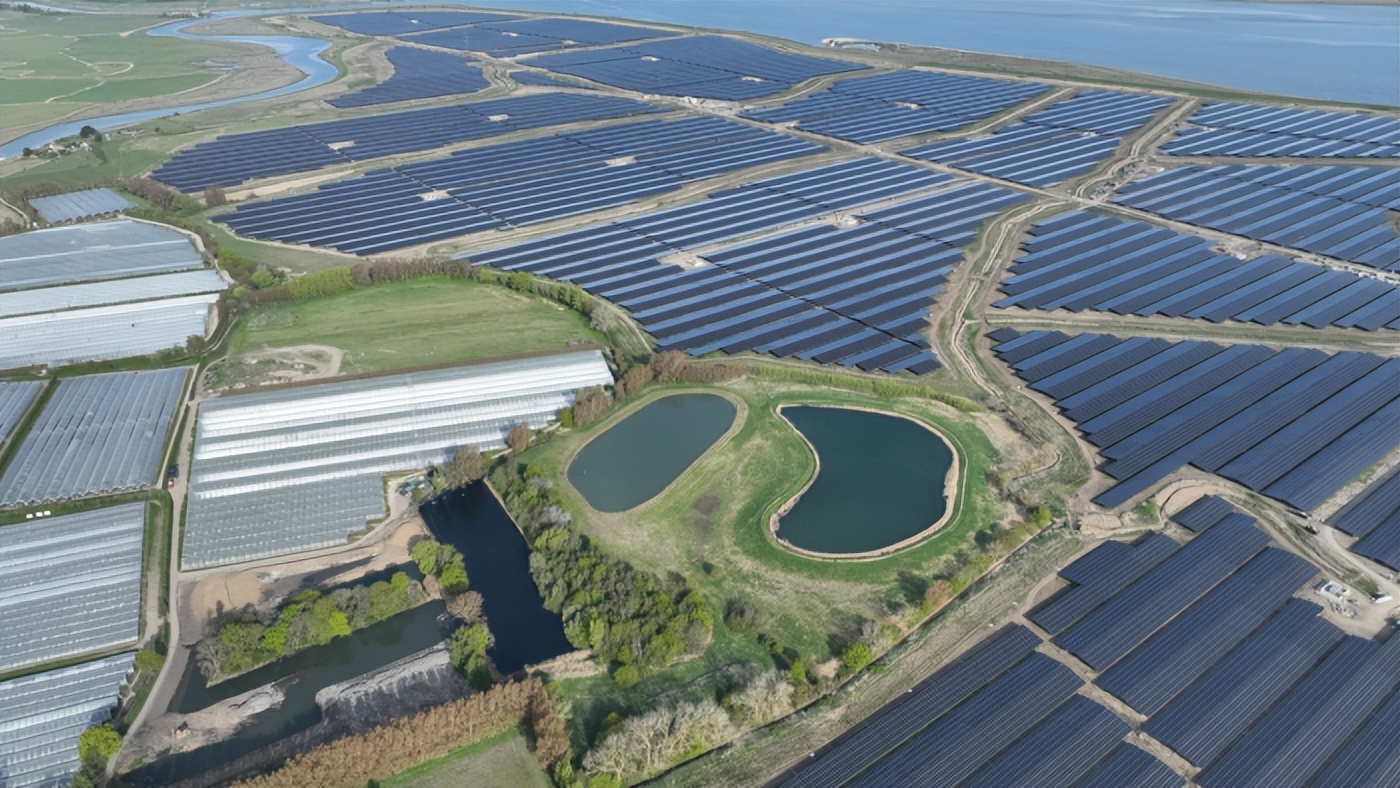 4月2日储能行业情报显示，中国供应链在全球市场占据主导地位，从核心组件到系统集成均具绝对优势。技术方面，远景动力量产全球最大790Ah方壳储能电芯，突破卷绕工艺极限；中创新航推出全系列长循环电芯，循环寿命达15000次，确立行业新标杆。市场呈现三大结构性变化：中国供应链主导地位持续巩固、技术路线突破物理极限、全球家庭储能需求因能源危机进入上升周期。大型光储项目国际认可度提升，如天合光能助力英国Cleve Hill项目获奖；欧盟则面临光伏回收能力严重不足的挑战，预计2050年废弃物量将达每年220万吨。全球储能装机规模预计将激增8-17倍，中国供应链主导地位获权威确认，本土制造保护主义抬头，产业博弈进入深水区。