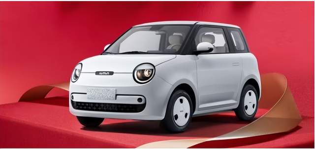 本文总结了1月26日汽车行业海内外情报汇总的内容，关注了吉利控股集团发布“一个吉利 全面领先”战略目标、广汽埃安与滴滴自动驾驶合作、长安Lumin宝藏版纯电小车新增车型上市等事件。文章还提到了乐道L90马到成功版正式上市、印度拟降低欧盟进口汽车最高关税、工信部要求建立新能源汽车产品运行安全状态监测平台等政策标准。此外，宁德时代与闽运集团深化战略合作和中创新航武汉基地产值破百亿的消息也在文章中有所提及。
