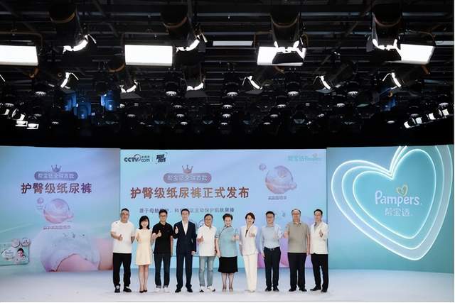 本文总结了8月18日卫生用品行业的海内外情报。在中国母婴实体店市场波动后,部分转型门店表现良好,但纸尿裤市场面临挑战,其中72.5%单店年营业额低于200万。帮宝适发布全球首款护臀级纸尿裤,专注于提供肌肤保护。境外消息包括巴西Drylock推出新产品、波兰Harper Hygienics进军老年护理市场、Kenvue在阿根廷停止生产等。非洲卫生用品企业乐舒适Softcare计划赴香港上市,在非洲市场占据领先地位。此外,还介绍了福建省莆田市荔城纸业有限公司公开的新型护理垫和一体式防漏纸尿裤。【情报强企】是提供企业情报智能服务的平台,帮助企业获取行业最新动态,实现多部门情报共享,助力企业决策。