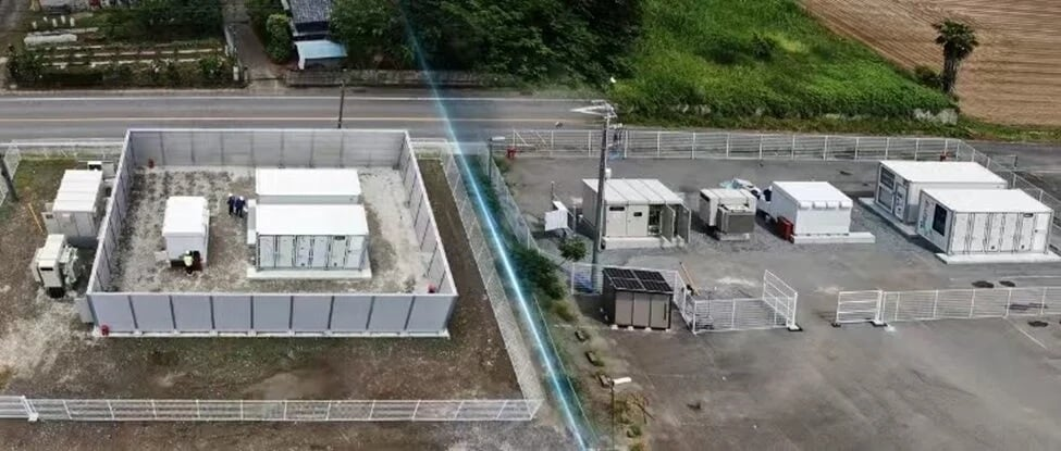 9月15日储能行业情报显示,全球储能竞争主线正从规模扩张转向价值重构,资产变现与在地化产能布局成为关键。企业层面,天合光能签署1GWh备忘录以满足日本市场特殊交付要求;晶科储能携手UCB Power推进巴西本地化产业化;Premier Energies与RCT India合资在印度建设12GWh BESS工厂。行业动态方面,Metlen出售智利光储项目实现资产轮换,Vattenfall在德国前核设施旧址推进1GWh储能项目,美国虽新增装机爆发但仍依赖中国电池且本土制造加速。政策上,我国明确2030年新型储能规模达3亿千瓦,特拉华州推出补贴计划减轻居民负担,奥地利调整补贴重点转向储能优先。趋势表明,短期供应链紧平衡将推高价格,中期全球产能向核心增量市场转移,长期重塑电力系统调节底座。