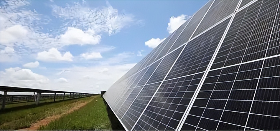 4月7日储能行业呈现三大结构性变化:供应链供需格局反转,储能电芯排产占比创新高,头部厂商从“接单模式”切换至“挑单模式”,行业盈利修复加速;技术迭代进入深水区,清华团队固态电池实现室温运行突破,亿纬锂能首发6.9MWh超大系统,重塑行业效率边界;全球化布局提速,从柬埔寨零关税政策到哥伦比亚15年长协,再到Neoen在法日的大型项目落地,行业迎来全球政策红利与市场应用双重爆发。企业战略层面,亿纬锂能与5家头部企业签署超50GWh合作协议,Hoymiles推出欧洲插电式光储解决方案,远景集团更新战略聚焦AI与清洁能源融合。技术创新上,固态电池商业化迈出关键一步,全钒液流电池瞄准长时储能需求,中国企业大功率储能变流器突破欧洲市场准入壁垒。全球项目落地方面,Neoen在法日布局大型储能系统抢占调频市场,行业数据显示储能电芯价格回升但成本压力显现,头部厂商聚焦高价值订单。政策环境持续优化,柬埔寨光伏与新能源产品实现零关税进口,哥伦比亚确立15年长协机制吸引清洁能源投资。