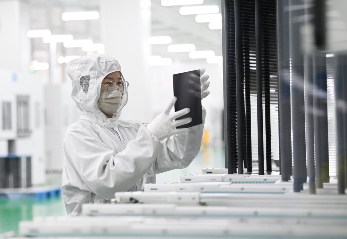 4月28日储能行业呈现三大结构性变化：技术多元化量产、应用场景向电网核心支撑延伸、全球新兴市场需求爆发式增长。宁德时代与海博思创签署3年60GWh钠离子电池订单，标志着钠电攻克全链条难题并进入规模化交付阶段，打破锂电主导格局。天合光能刷新硅太阳能电池效率世界纪录至28.0%，确立高端技术路线优势。Fox ESS荣膺全球住宅储能出货量冠军，欧美市场渗透率显著提升。德国成功测试构网型储能系统，云南新型储能以毫秒级响应成为电网