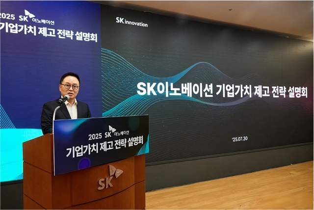 8月5日的储能行业海内外情报汇总显示,晶科储能与亿纬锂能联合电芯工厂正式进入量产阶段,每年将为晶科储能供应5GWh的储能电芯,专为工商业及大型储能系统设计。特斯拉计划在美国生产磷酸铁锂电池以解决供应链与关税挑战,预计到2026年底将提高电池产能。在全球范围内,各地区的储能企业也有新动态,如CIP Energy进军肯尼亚市场、SK Innovation重组、宁德时代签订大单等。政策方面,中国发布《电力市场计量结算基本规则》,要求新型储能主体遵守结算原则。尼日利亚计划整合太阳能和风能到国家电网,并研究电池储能系统。此外,还有关于电源切换电路及装置、自动切换防护电路模块等前沿技术的报道。