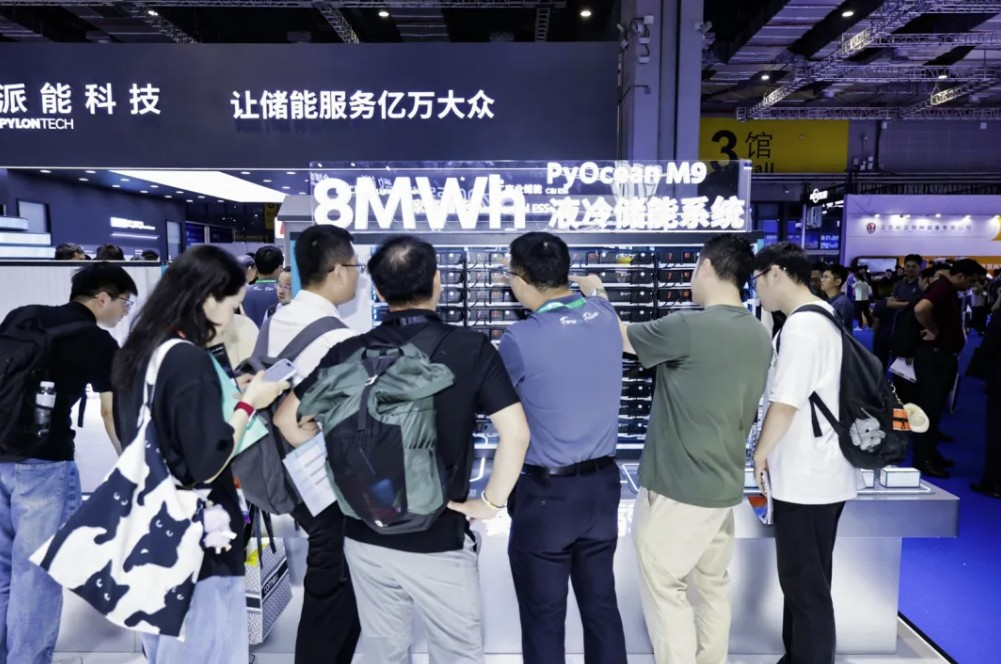 6月16日,储能行业呈现三大结构性转变:应用场景向算力基础设施深度延伸,长时储能与高能量密度产品成为破局关键,全球市场机制与政策导向加速分化。晶澳智慧能源发布AIDC算电融合解决方案,推动“源网荷储算”一体化,破解数据中心高耗能痛点;派能科技推出426Wh/L的8MWh液冷储能系统,技术迭代加速降低全生命周期成本;阳光电源推出微型备用电源方案,以极致集成提升户储经济性。政策方面,陕西落地首个省级多用户绿电直连政策,打通新能源就近消纳闭环;美国哥伦比亚特区地方法院恢复光伏税收安全港规则,为可再生能源项目扫清合规障碍;新泽西州推进用户侧储能激励法案,加速分布式资源聚合。此外,比亚迪储能助力匈牙利最大储能项目投运,天合储能签约日本九州160MWh电网级储能项目,彰显全球市场布局加速。