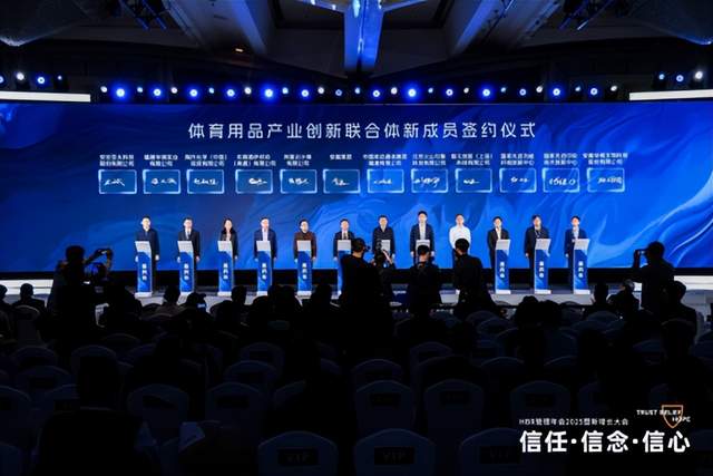 11月10日,运动鞋服行业情报汇总。安踏通过“硬科技+智能体”重塑中国体育产业创新DNA,发布了“AI365战略”和行业首个AI设计大模型“灵龙”,以及两项材料突破。“彪马”再裁员1400人,Q3营收下降15.3%,管理层表示2027年恢复增长。Saucony与Engineered Garments推出联名鞋款,adidas与The Football Gal推出Predator足球鞋,耐克推出全新3D打印鞋款AIR MAX 95000。斯凯奇展示多品类产品构建“舒适生态”,前沿技术方面,安踏公开了一种低减震G值的发泡鞋底材料及其制备方法。