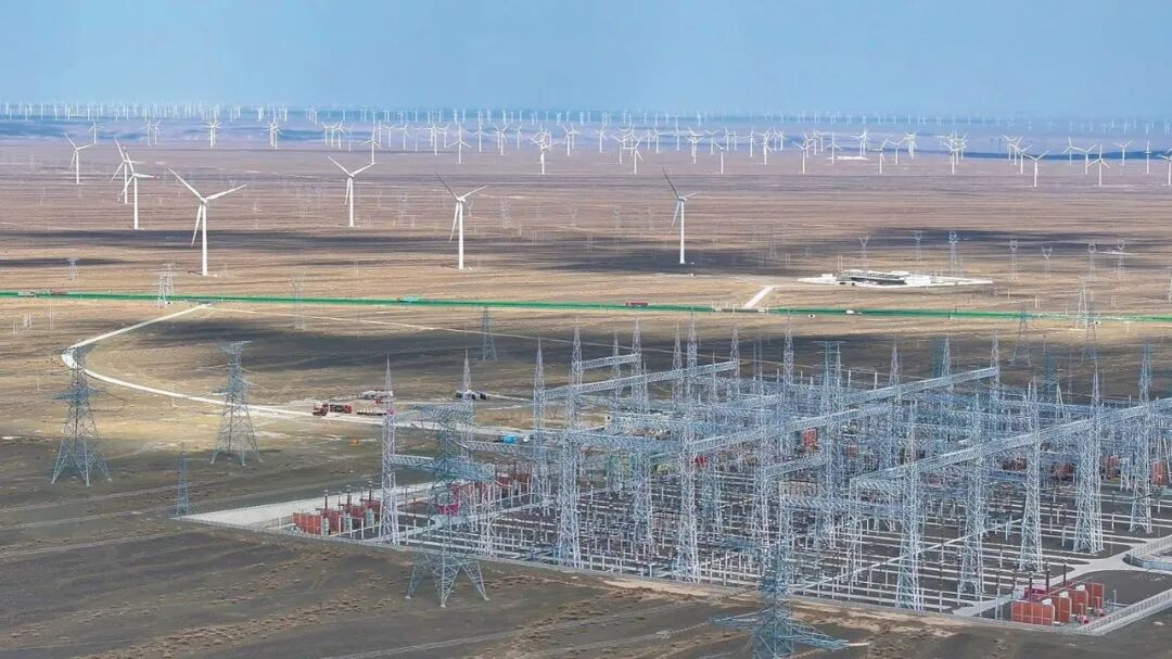 8月21日电力设备行业呈现三大结构性转变。高端装备方面，东方电气F4燃机首次海外发运，哈电阀门助力大唐郓城机组商运填补国内空白，铸锻件实现超超临界核心部件成套化产出。电网与火电领域，国网首套响应驱动稳控装置支撑新能源消纳，大唐临清热电突破热电解耦瓶颈。政策层面，首个构网型国标正式发布规范性能要求，福建出台虚拟电厂管理办法明确市场化规则。行业正迈向核心技术自主化、系统构网标准化与电源运营市场化深度融合阶段，装备出海与构网国标成为关键驱动力。