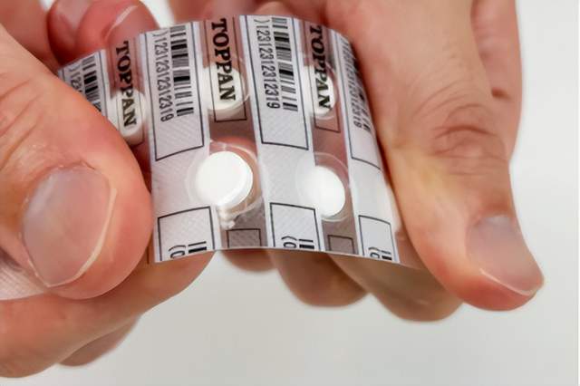 印刷包装行业12月24日的重要动态包括TOPPAN Holdings Inc.收购旭化成专利脆性覆盖材料技术，进军全球推开式泡罩市场；Smurfit Westrock在索诺拉州投资6500万美元建厂，预计2027年初投产；奥瑞金、昇兴股份、嘉美包装进行结构性变革，引发关注；ProAmpac扩建爱尔兰工厂生产食品板，Lecta推出冷冻食品可回收柔性包装解决方案；印刷复制业营收达13048.2亿元；最新技术包括专利瓦楞纸包装盒与缓冲包装盒。情报强企提供定制化情报服务，帮助企业自动抓取行业动态，助力企业决策。