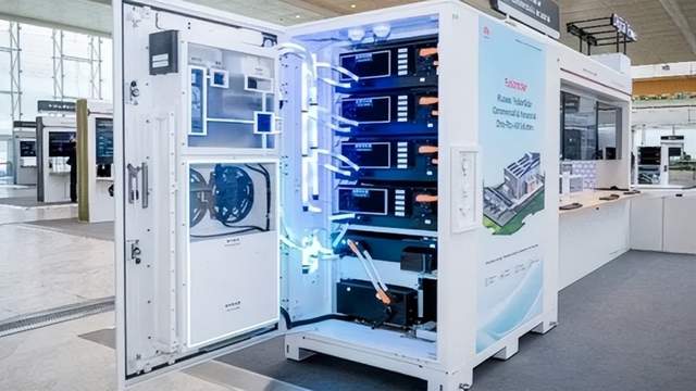 11月18日储能行业发布多项重要动态：荷兰Solis推出首款面向企业市场的EverCore一体化电池系统，具备100至261千瓦时储能容量及混合逆变器配置；中国天合储能子公司与北美、欧洲及拉美客户签订总计2.66GWh储能产品销售合同，北美订单规模达1.08GWh。澳大利亚液流储能科技与JENMI INVESTMENTS达成战略合作，计划开发350MW/1200MWh大型储能项目。加拿大NextStar Energy调整产线，新增磷酸铁锂电池产能重点投向固定式储能。华为数字能源在欧洲发布多款新型太阳能转换器及电池解决方案，助力企业能源转型。德国议会更新法规，简化非城市地区大规模储能项目审批，有望推动储能设施建设；欧洲则出台新规，强制超1兆瓦储能系统配置构网能力，提升电网响应与稳定。南京光献与浙江万总电气分别公开实用新型储能装置与轻便型UPS电源，展示技术创新进展。