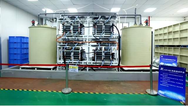 3月19日，储能行业呈现多区域动态与技术创新。在中国，海博思创与光大金租达成合作，探索独立储能及算电协同等创新模式；正力新能宣布投资100亿元建设50GWh长时储能项目落户苏州，专注8小时及以上储能产品研发。国际方面，澳大利亚Fluence签约1.2GWh长时储能项目，欧洲采日能源同步调试西班牙和捷克的储能项目，美国新泽西州计划采购1吉瓦储能设备以应对夏季需求。政策层面，山东发布电力市场规则征求意见稿，明确新型储能可参与电能量与辅助服务市场；英国加速推行“插电式太阳能”技术应对能源危机。供应链方面，中国电池电芯价格飙升至0.4元/瓦时，香洲投产国内首条百兆瓦级液流电池产线，设计年产能达100兆瓦。