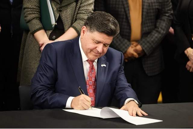 1月15日，天合储能完成亚太项目交付，刷新海外项目规模纪录；埃及与Scatec、Sungrow签署18亿美元清洁能源协议；英国电池储能市场再创纪录，总装机容量达12.9GWh；西澳大利亚州政府支持长时储能系统；Eolian与CyrusOne合作建设德州数据中心；中湘资本与华工能源签署山西独立储能项目协议；伊利诺伊州签署清洁能源法案推动投资；多米尼加共和国明确储能系统技术要求；浦项科技大学研发钠离子电池寿命延长技术；中国科学院团队突破钠电池正极材料关键技术。