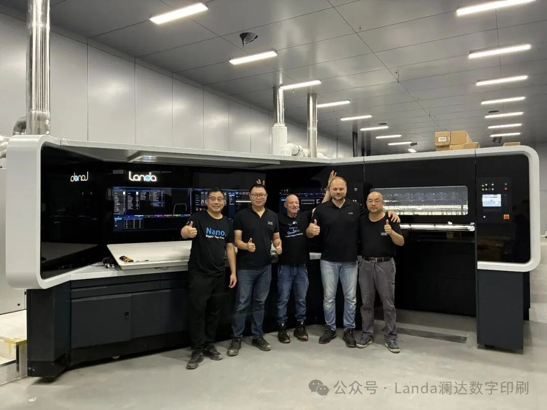 7月29日印刷包装行业呈现三大结构性转变：全球贸易壁垒加剧倒逼供应链区域重构，数字印刷与无版高速喷墨设备加速渗透以破解短单产能瓶颈，包装材质向高附加值和可持续方向演进。宏观方面，上半年国内印刷品进出口顺差扩大，但美国对加拿大纸张加征关税引发供应链震荡，纸浆市场呈横盘震荡态势。竞争格局中，盛大印刷引入澜达S11P发力短版包装，北美300强榜单显示混合印刷成主流。创新领域，INO Armor推出蚕丝茧替代泡沫塑料，新洲印刷研发防倾斜包装盒，南王环保推出摩天轮纸盒提升趣味性。整体行业正由规模扩张转向技术与材料双轮驱动。