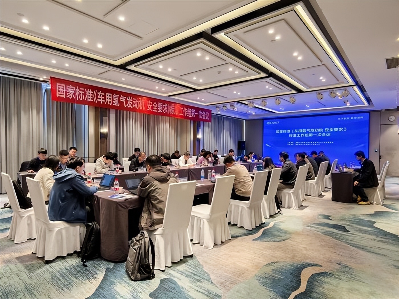 4月13日汽车行业呈现三大结构性变化：智能驾驶全球化破冰、市场格局深度重构、能源与安全标准先行。特斯拉FSD在欧洲获荷兰监管批准，标志着高阶智驾技术出海进入实质性落地阶段；中国品牌超越日本首夺澳大利亚市场份额第一，比亚迪等品牌表现强劲，预计未来市场份额将扩大至43%。技术方面，启境GT7公布