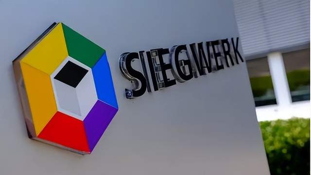 本文汇总了印刷包装行业的海内外最新动态。乳制品生产商Fonterra与安姆科合作推出可回收薄膜奶酪包装，符合澳大利亚和新西兰的软塑料回收要求。包装巨头普乐集团净销售额达39.6亿欧元，纤维包装业务增长显著，北美市场表现稳健。AIMPLAS参与欧洲MULTIPLY项目，开发基于微藻的可回收阻隔涂层及活性化妆品包装。印度软包装企业UFlex前三季营收1141.57亿印度卢比，盈利能力大幅提升。Siegwerk与The Revere Group扩大合作，优化油墨应用以支持可持续发展。SIG为斯洛文尼亚乳制品企业提供无铝无菌纸盒包装技术。此外，合肥市裕同环保科技公开了一种节能烘干装置，豪门印刷则设计了一款梯形内盒多边形皮壳礼盒，展现技术创新与结构设计亮点。