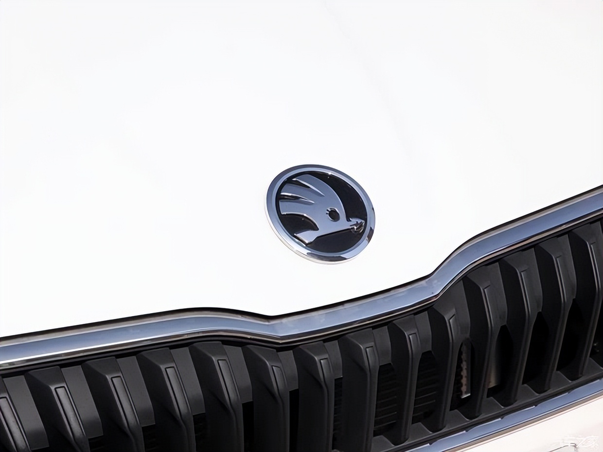 3月30日汽车行业呈现三大关键变化:地缘政治冲突与原材料价格波动加剧全球能源成本压力与供应链不确定性;车企全球化布局分化,部分加速拓展新兴市场,部分收缩战略重心;本土化配套政策与行业标准完善,支撑智能网联汽车商业化落地。小鹏汽车发布“领航拉美智行三年战略”,进入墨西哥市场并计划2028年覆盖拉美全境,以G6、G9全球车型布局高端智能电动车市场;斯柯达宣布2026年退出中国市场,转向欧洲、印度及东南亚市场;拓普集团面对主业利润波动,加速布局人形机器人和液冷技术等新赛道。地缘冲突推高欧盟汽油价格及印度车企成本,倒逼车企电动化转型;锂价飙升超160%加剧供应链压力;北京启动L2至L4级智能网联车险开发,美孚牵头制定电动汽车油液更换规范,推动行业标准化。未来行业将向“全球化生态博弈”演进,智能化与本土化标准重塑竞争规则。