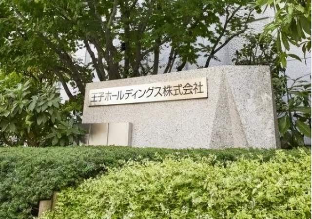 11月14日，浙江大胜达包装股份有限公司宣布其泰国包装纸箱生产基地投资1.88亿元人民币，完成境外投资备案及股权调整，正式进入东南亚市场，实现区域化生产与供应。Amcor在北美扩大蛋白质包装产能，推行可回收材料AmPrima。TOPPAN开发出纸含量超50%的环保纸罐，显著减少塑料使用和重量，拟向化妆品等行业提供样品。12月1日起，新国标《运输包装用单瓦楞纸箱和双瓦楞纸箱》实施，修订印刷耐磨和抗压强度等技术要求。数字印刷需求激增，市场价值预计2030年达2446亿美元。亚洲包装产能过剩，容器板全球过剩2200万吨。日本王子集团营业利润下降55%，调整战略聚焦可持续包装与新赛道。昆山科望印务和美盈森相继公开创新包装技术及仿真方法，提升产品性能和降低成本。