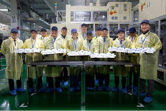 本文汇总了储能行业近期的重要情报。宁德时代发布营收达4237.02亿元，同比增长17.04%，研发投入显著提升。特斯拉储能业务表现强劲，储能装机量达46.7GWh，同比增长49%，并推出新一代产品Megapack 3。德国SMA逆变器出货量增长至19.9GW，地面电站业务表现突出。印尼宣布投建年产能50GW的太阳能工厂，总投资14亿美元。LG能源在加拿大开设储能电池生产线，推动北美市场扩张。中国方面，蓉储南通储能工厂项目落户江苏海门，总投资5亿元；甘肃兰州加速建设年产30GWh磷酸铁锂储能电芯项目，总投资90亿元。政策层面，菲律宾要求可再生能源项目强制配储20%，山东鼓励分布式储能参与电力市场。供应链动态显示，储能电芯排产环比增长16.5%，大电芯供需紧平衡。