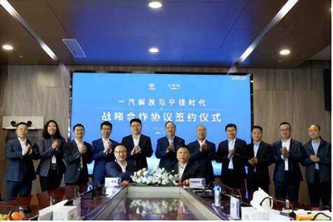 本文总结了2024年1月7日的锂电材料行业海内外情报。文章指出,中国国内锂电池产能已达1781.8GWh,宁德时代和比亚迪是产能最大的两家企业。在海外动态中,中国格林美投资2.932亿美元扩建印尼三元前驱体工厂,并与韩国EcoPro BM建立合资企业。另外,三菱化学集团-加川工厂计划增加汽车锂离子电池用阳极材料的生产能力。此外,一汽解放与宁德时代签署战略合作协议,推动商用车行业电动化。福建中碳新材料科技有限公司计划新增两万吨锂电池负极包覆材料产能。商务部发布《中国禁止出口限制出口技术目录》,涉及电池正极材料等。最后,介绍了一些锂电池负极材料的制备方法。