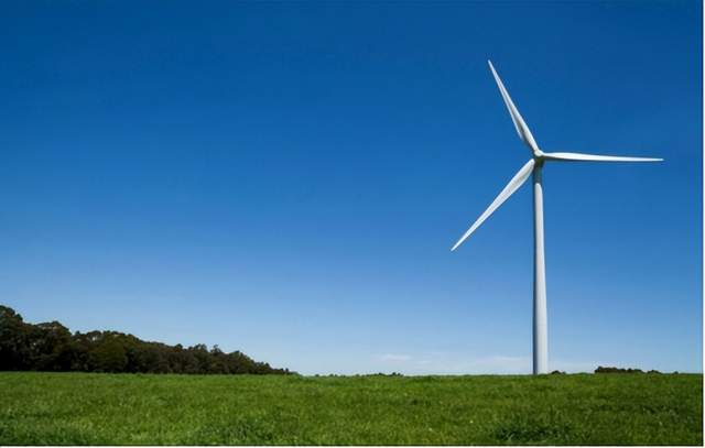 7月15日的储能行业海内外情报汇总显示,中国宁德时代与澳大利亚的Alinta Energy签署合作备忘录,将在储能与电池回收领域展开合作。同时,南澳州启动了最大储能项目,由宁德时代提供电池单元。在欧洲,法国公司Qair获批在英国建设独立电池储能系统项目,而欧洲太阳能输出创纪录导致负价格小时数上升。在亚太地区,澳大利亚公司选择人工智能技术优化电池储能系统以对抗负电价影响。此外,美洲地区的阿特斯集团在美国亚利桑那州建设的储能项目已并网。在政策方面,夏威夷州批准了更多太阳能项目,而中国发布了新规要求数据中心具备储能等技术。整体来看,全球储能行业在合作、技术创新和政策支持方面都呈现出积极的发展态势。