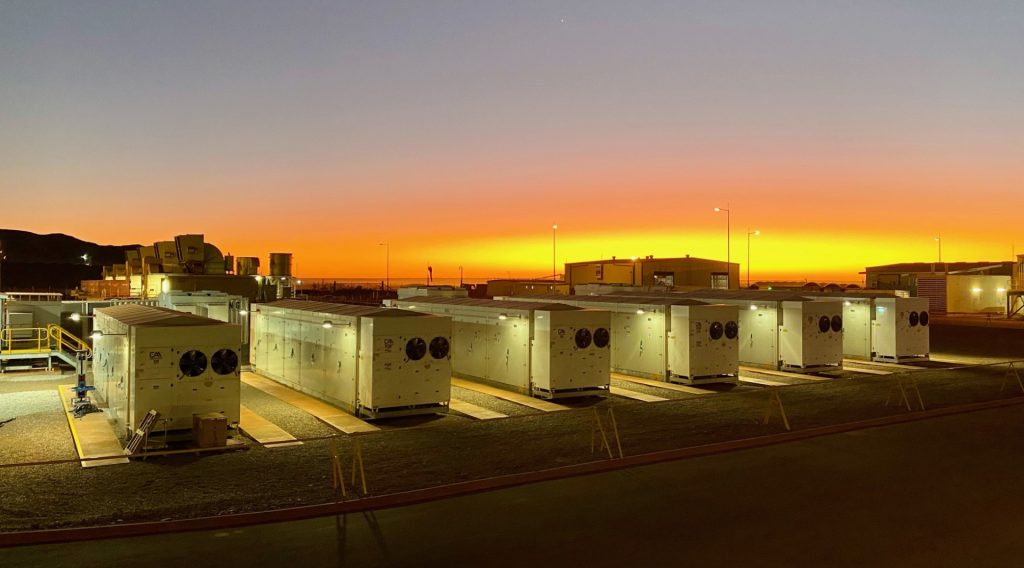 4月23日储能行业呈现三大结构性变化：出海模式升级、应用场景下沉、长时储能破局。中国企业从产品出口转向全栈输出，比亚迪与隆基远景联手在澳洲打造全球最大离网能源系统，宁德时代储能模块落地澳洲项目，隆基在意大利完成首个欧洲储能项目并网，孚能科技M1户储系统获国际认证。应用场景方面，兆瓦级电池系统接入配电侧，弗吉尼亚州部署25MW分布式储能缓解电网负荷。长时储能领域，Meta联手Noon Energy探索