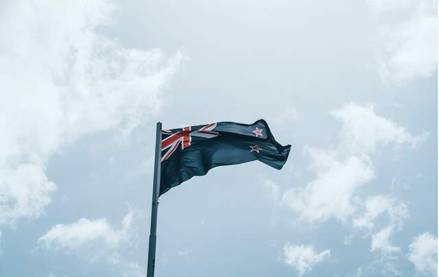 10月30日的储能行业海内外情报汇总内容丰富,固德威发布2025年三季报,净利同比增长837.57%。EcoFlow进军澳大利亚市场,推出智能家居能源生态系统。施耐德电气推出商用及工业电池储能系统,OMC Power与本田合作开发可再利用的电动汽车电池储能系统。阿特斯储能获得8.25亿美元融资用于重点能源项目,科力远生态模式助力储能爆发,扣非净利大增2352%。意大利撒丁岛政府拨款支持企业可再生能源与储能项目,新西兰取消屋顶太阳能建筑许可要求。此外,还涉及光伏逆变器群控制方法和光伏逆变器及辅助电源的技术研究。