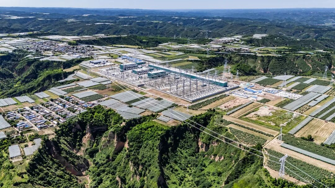 7月2日储能行业情报显示,AI算力爆发与欧洲电网升级推动储能从可选配套跃升为核心基础设施。海辰储能携手Turbo Energy在德国打造BESS+AI融合标杆,Eku Energy规划德国1600MWh大型项目并强调构网型技术重要性。澳大利亚Firmus Technologies锁定1.5GWh电池储能以保障AI算力供电。出海方面,亿纬锂能、HyperStrong及星星充电分别在东南亚和欧洲推进光储项目及本地化智造,强化全球供应链整合。国内则面临墨西哥电网拥堵导致电价飙升的瓶颈,凸显储能缓解输电压力的必要性,同时Avangrid在美国建设新项目,整体行业呈现智能化、全球化及市场化精细运营趋势。