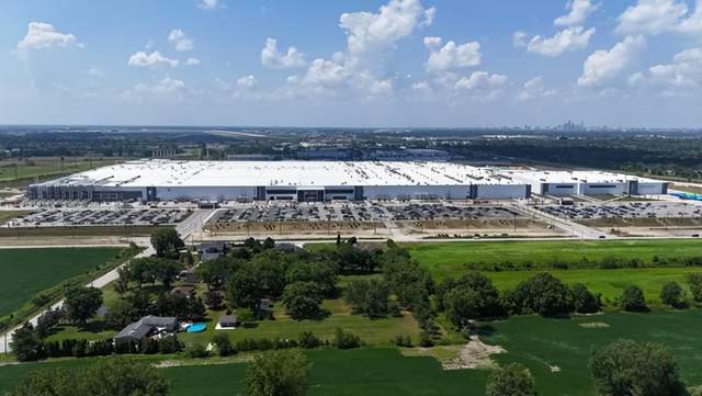 11月18日储能行业发布多项重要动态：荷兰Solis推出首款面向企业市场的EverCore一体化电池系统，具备100至261千瓦时储能容量及混合逆变器配置；中国天合储能子公司与北美、欧洲及拉美客户签订总计2.66GWh储能产品销售合同，北美订单规模达1.08GWh。澳大利亚液流储能科技与JENMI INVESTMENTS达成战略合作，计划开发350MW/1200MWh大型储能项目。加拿大NextStar Energy调整产线，新增磷酸铁锂电池产能重点投向固定式储能。华为数字能源在欧洲发布多款新型太阳能转换器及电池解决方案，助力企业能源转型。德国议会更新法规，简化非城市地区大规模储能项目审批，有望推动储能设施建设；欧洲则出台新规，强制超1兆瓦储能系统配置构网能力，提升电网响应与稳定。南京光献与浙江万总电气分别公开实用新型储能装置与轻便型UPS电源，展示技术创新进展。