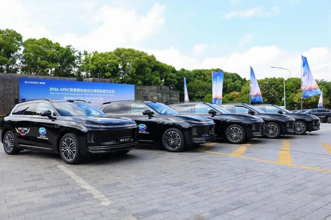 5月18日汽车行业情报显示，市场价格体系正经历结构性调整，碳酸锂、铜、铝等原材料成本上升及芯片供应紧张推动车企利润降至历史低位，鸿蒙智行、比亚迪、奇瑞等主流品牌开始收紧优惠或上调售价，行业从“以价换量”转向“价值为王”。合资合作模式迈向深度赋能新阶段，东风汽车联合Stellantis等六方注资超80亿元支持神龙汽车转型，推动其向智能化、国际化发展，计划2027年起推出新能源车型并导入Jeep品牌。零跑汽车利用Stellantis巴西工厂产能布局南美，并在西班牙新增生产线投产欧宝纯电动SUV。加拿大开放中国电动汽车进口，年配额4.9万辆且关税仅6.1%，引发经销商争抢代理权。中国汽车专利公开量全球领先，新能源领域年均增长17.1%。汽车价格上涨成趋势，高端电动车因镍价上涨成本承压，星途EX7凭借硬核技术成为2026年APEC会议公务用车，彰显中国智造实力。