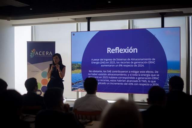 1月13日，储能行业进展迅速。Hoymiles推出HoyUltra 2新一代液冷一体化储能系统，提高了功率密度和运行效率。CATL在利雅得开设中东最大的新能源售后市场，为中东地区提供清洁能源支持。保加利亚完成东欧最大独立储能系统供货，比亚迪提供关键组件。Ola Electric推出家用储能设备，首次进军非汽车能源存储市场。中国储能锂电池市场爆发式增长，竞争格局发生变化。工业绿色微电网建设指南发布，马来西亚推出屋顶光伏新上网电价方案。情报强企是领先的企业情报服务商，为企业提供定制化的线上情报搜集与管理服务。