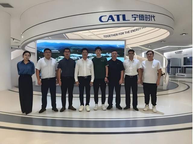 储能行业动态汇总:菲律宾天合光能签署20年购电协议,中国中能国宏与宁德时代合作布局储能应用;英国批准2.5GWh的BESS项目,澳大利亚注册首个8小时电池储能系统;美国推进太阳能+储能项目,中国Sunwoda Energy推出40千瓦时家庭和企业存储系统。政策导向方面,德国开放低收入家庭申请阳台光伏补贴,辽宁省征求新型储能管理意见。前沿技术包括户用储能分体机测试装置和拉杆箱式光伏储能电池。情报强企为企业提供定制化的情报搜集与管理服务,助力企业决策。