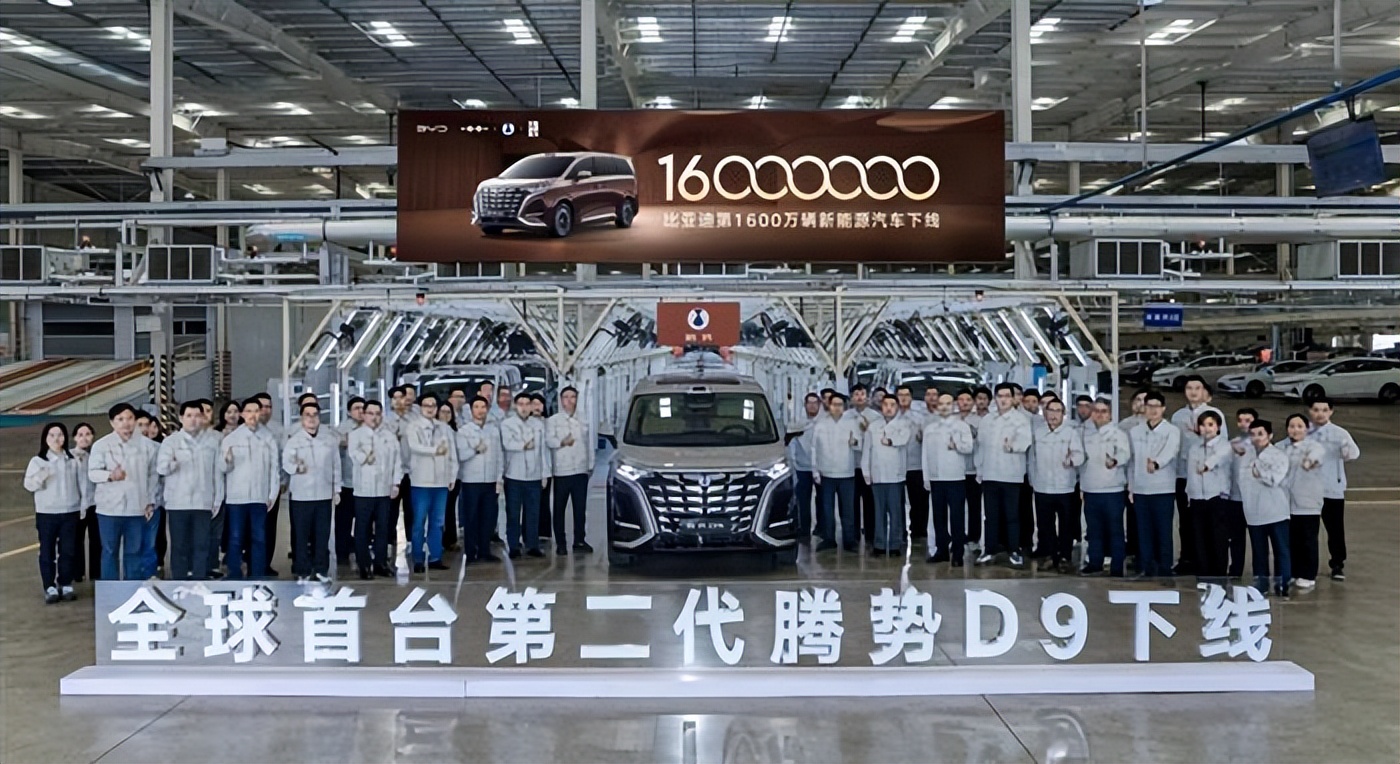 4月20日汽车行业情报显示，行业呈现三大结构性变化：中国汽车产业从产品出口向技术与标准输出跨越，如本田从中国反向进口电动车、比亚迪在德国咨询量暴增；智能座舱从被动响应向主动理解需求升级，广汽集团成立智能座舱产品线推动转型；供应链从本土化向全球协同配置转型，夏瑞科技泰国工厂投产与采埃孚技术出海印证趋势。企业战略层面，广汽组建智能座舱产品线深化组织变革，华为与红旗深化“三智双智”合作，比亚迪第1600万辆新能源车下线巩固规模优势，夏瑞科技泰国制造中心加速全球化。产品创新上，奔驰GLC EV长轴距版北京车展首发，比亚迪元PLUS内饰升级，本田Insight成日本首款反向进口中国电动车，采埃孚助力速豹电动重卡进军欧洲。行业数据方面，德国油价上涨推动比亚迪咨询量增长135%，加拿大电动车成潜在增长点。政策上，浙江以旧换新政策带动消费超230亿元，工信部将加快汽车核心标准研制。趋势显示，中国汽车产业正通过技术出海与标准输出重塑全球格局，智能座舱开启主动服务新时代。