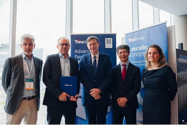 本文汇总了储能行业在2月27日的海内外动态。亿纬锂能与中信博签署协议，计划两年内合作12GWh储能项目，聚焦“绿电+智慧能源”领域。天合储能在欧洲储能峰会上与GSC成立欧盟储能基金，推进12GWh项目落地。荷兰创新企业开发长时储能技术，降低用电成本，并获超3000万欧元资金支持。印度Xbattery推出5千瓦时可扩展住宅储能系统，采用磷酸铁锂技术。美国Nuvve公司向储能领域转型，在日本、北美及欧洲推动多个项目部署。赣锋锂电东莞储能基地正式启用，总投资50亿元，年产能10GWh。阿根廷实施电力市场改革，强制要求75%电力通过远期合约购入，并支持四小时电池储能系统。国内首个浸没式液冷储能标准实施，松江企业参与制定，填补技术空白。