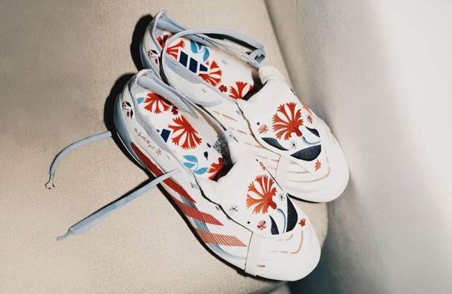 11月10日,运动鞋服行业情报汇总。安踏通过“硬科技+智能体”重塑中国体育产业创新DNA,发布了“AI365战略”和行业首个AI设计大模型“灵龙”,以及两项材料突破。“彪马”再裁员1400人,Q3营收下降15.3%,管理层表示2027年恢复增长。Saucony与Engineered Garments推出联名鞋款,adidas与The Football Gal推出Predator足球鞋,耐克推出全新3D打印鞋款AIR MAX 95000。斯凯奇展示多品类产品构建“舒适生态”,前沿技术方面,安踏公开了一种低减震G值的发泡鞋底材料及其制备方法。