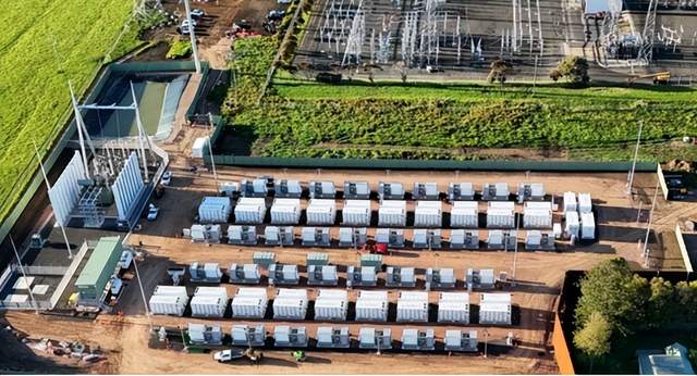 12月18日，储能行业海内外情报汇总：英国绿色转型新引擎！远景动力桑德兰超级工厂投产，规划产能达15.8GWh；GoodWe推出新型工商业太阳能混合逆变器，输出功率范围从80 kW到100 kW；捷克储能系统部署规模或将达6GWh，项目有望五年内收回投资；澳大利亚两大能源开发商推进构网型储能项目开发，总储能容量达2200MWh；Sunrun与NRG Energy合作拓展德克萨斯州家庭储能电池市场；欣旺达与江西高安合作推进新能源多能互补零碳城市建设。政策导向方面，三省“试水”取消固定峰谷电价，给工商业储能带来挑战与转型机遇；越南工贸部制定了储能电池发电服务价格及价格框架通知。在前沿技术方面，一种光伏逆变器寿命预测方法和逆变器箱体及光伏逆变器的发明授权。