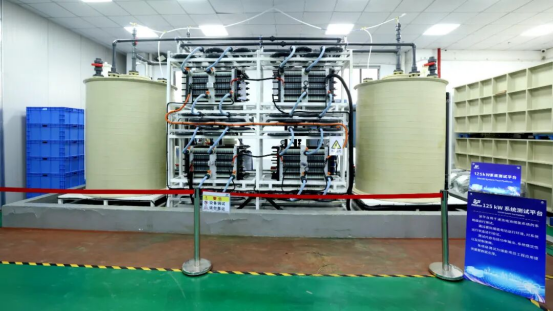 3月17日储能行业海内外情报显示，中国海博思创在中东欧市场取得历史性突破，签约保加利亚两个100MWh储能项目，标志着其进入百兆瓦时级项目新阶段。希腊晶科储能助力雅典国际机场打造全球最大机场自发自用“光储一体化”项目，提供123.8MWh公用级液冷储能系统。荷兰禾迈与NextEnergy、VDH Solar签署战略合作，加速荷兰能源变革。德国莱茵集团在美国新增2GW可再生能源设施，包含450MW/1020MWh储能系统。澳大利亚爱旭推出545瓦背接触太阳能组件，效率达25%。中国户用储能行业爆发式增长，头部企业订单激增、产能紧张。英国推行“插电式太阳能”技术，山东发布分布式光伏、储能“免过网费”新政。澳大利亚西澳州推出1.53亿澳元清洁能源贷款支持制造业。国内首条百兆瓦级液流电池产线投产，储能价格显著回升，招投标市场电芯价格升至0.35元/Wh关口。