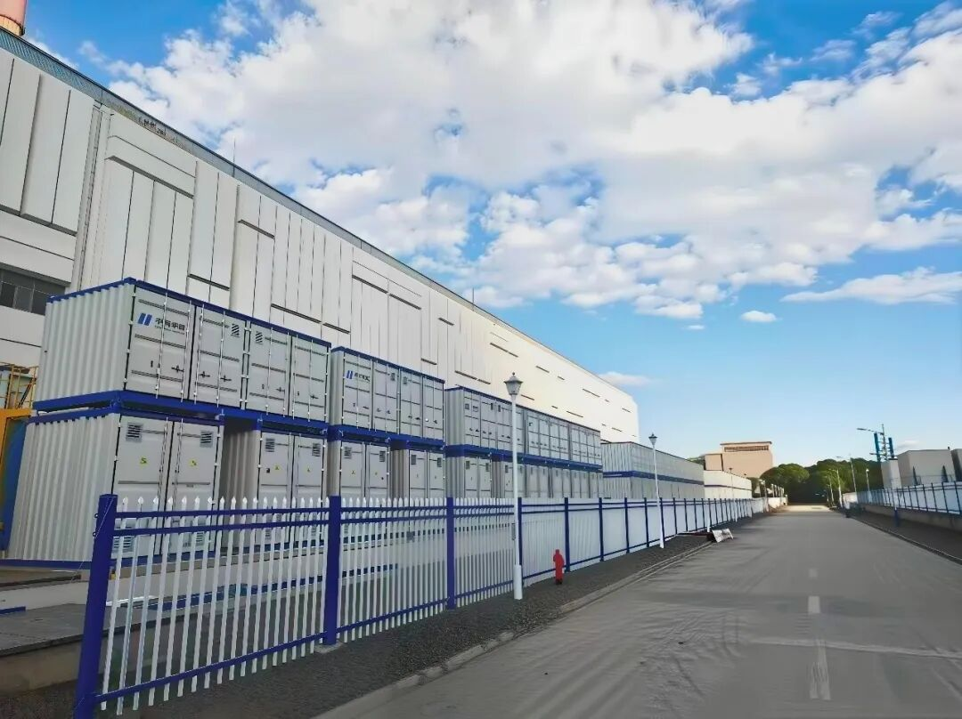 10月20日储能行业迎来三大结构性转变。国内电力现货市场规则拟允许新能源与配套储能联合报价，推动储能从行政配建转向市场化收益；印度拨款600亿卢比支持GEC-III电池储能部署，越南亦评估激励机制以释放屋顶光伏潜力。项目方面，Valo在澳洲交付1.6GWh构网型储能，通威新能源用户侧集群全并网，上海院测试基地实现混合储能协同调度实证。制造端，海辰储能重庆基地成为全球首座储能电池灯塔工厂，楚能新能源订单火爆。此外，韩国企业加速扩大北美ESS业务，比亚迪则构建全球BESS售后网络，出海竞争聚焦全链条合规与本地化服务。