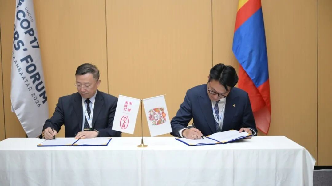 8月27日储能行业呈现三大结构性转变:分布式资源与AI算力耦合推动虚拟电厂发展,长时技术与海外基建加速落地,国内外政策共振促进资产质效提升。埃及获批1GW光储项目,比亚迪携手乌兰巴托打造绿色城市,GEN-I Sonce启动罗马尼亚储能建设。晶科能源、Sunrun及隆基分别在工商业储能、AI数据中心支持及纺织场景落地创新方案。宁德时代推出直销电商应对竞争,中国新型储能容量占全球一半。英国批准长时储能项目,新疆出台新政保障收益,上海规划攻坚长时技术,行业正迈向价值创造深水区。