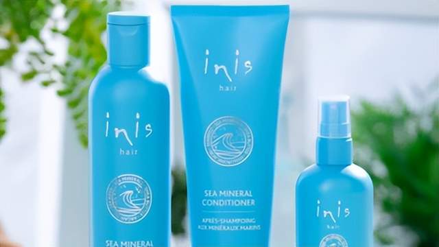 本文汇总了印刷包装行业的海内外最新情报，涵盖企业资讯、行业动态、上游动态及前沿技术等多个领域。Amcor为爱尔兰香氛公司提供护发产品包装解决方案，采用轻量化耐用材料；TOPPAN成为日本首家使用水性柔版印刷和非溶剂复合技术的企业，推出环保型食品包装；Smurfit Westrock因成本问题关闭加拿大魁北克的造纸厂。此外，Live Puri用纤维基瓶盖替代金属瓶盖以降低碳足迹，Emerald Ecovations推进甘蔗渣在食品和制药领域的应用。Bobst优化中大型标准箱体生产，提升效率并助力环保。同时，合肥市裕同印刷包装有限公司公开了一种包装盒内衬连接结构，提升了取放灵活性；深圳市裕同包装科技股份有限公司则推出可折叠式心型包装盒，增强包装设计的实用性与美观性。  
