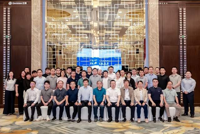 本文总结了电力设备行业的最新情报,重点关注了2025年中国风电设备行业市场前景预测。预计到2025年,中国风电叶片市场规模将增长至644亿元,风电塔筒市场规模将达到727亿元,风电机组累计装机容量将超过60000万千瓦。此外,文章还提到了一些具体项目和企业动态,如冠华崇明分散式风电项目、南瑞继保新一代数智化PLC成功投运等。行业动态方面,国家标准启动编制,风电可靠性管理迈入新阶段。另外,还介绍了一些市场政策和前沿技术,如首个省级绿证绿电交易细则发布以及固废熔融炉余热锅炉发电系统等。