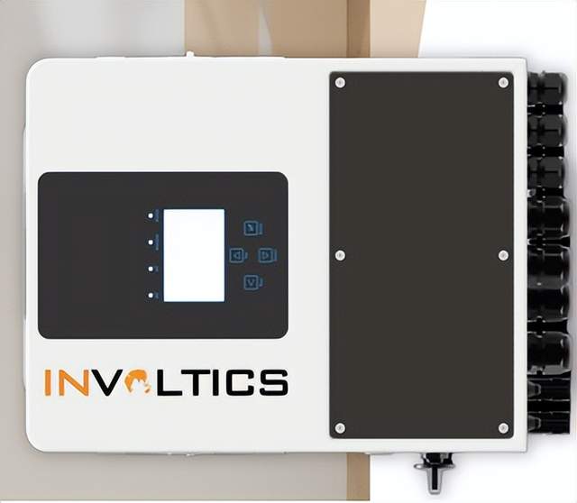 3月12日，储能行业呈现多地区动态。西班牙纳瓦拉将迎来中国企业Hithium Energy Storage投资约4亿欧元的储能电池工厂项目，选址靠近Tudela，助力区域储能产业发展。美国方面，SolarEdge首席财务官宣布离职，同时Eaton与SPAN达成战略合作，推动家庭电力管理革新。罗马尼亚能源公司VLA Energy计划在Arad县建设300MW/1200MWh大型电池储能项目，占地约20000平方米。印度Involtics推出适用于家庭太阳能系统的GTSI系列单相混合逆变器，提供多种功率规格选择。中国华泸集团与大力储能签署协议，聚焦全钒液流电池技术研发与市场应用；天赐材料宣布投资21亿元扩产铁源与磷酸铁产能；新巨能与中创新航达成10GWh电芯采购合作。德国政策调整取消小型光伏设施固定上网电价，推动市场化交易；美国圣贝尼托县则通过电池储能设施建设暂停令以完善规范。