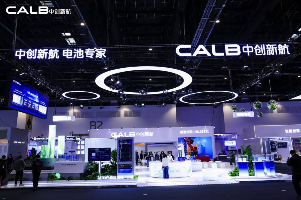 4月2日储能行业情报显示，中国供应链在全球市场占据主导地位，从核心组件到系统集成均具绝对优势。技术方面，远景动力量产全球最大790Ah方壳储能电芯，突破卷绕工艺极限；中创新航推出全系列长循环电芯，循环寿命达15000次，确立行业新标杆。市场呈现三大结构性变化：中国供应链主导地位持续巩固、技术路线突破物理极限、全球家庭储能需求因能源危机进入上升周期。大型光储项目国际认可度提升，如天合光能助力英国Cleve Hill项目获奖；欧盟则面临光伏回收能力严重不足的挑战，预计2050年废弃物量将达每年220万吨。全球储能装机规模预计将激增8-17倍，中国供应链主导地位获权威确认，本土制造保护主义抬头，产业博弈进入深水区。