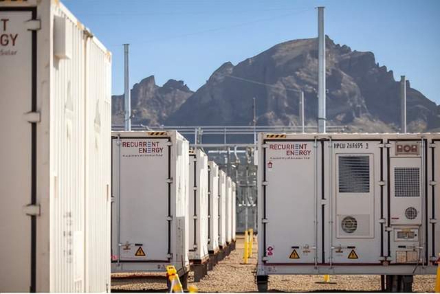 本文总结了12月23日储能行业海内外情报汇总。其中，澳大利亚Neoen公司启动全球首个采用特斯拉Megablock技术的大型电池建设项目，为BHP的奥林匹克坝矿业运营提供电力；中车株洲所新型储能基地落户宝应，预计产值可达15亿元以上；罗马尼亚的能源公司E-Acumulatori.ro推出新型光伏储能解决方案，计划业务量达到超过1000万欧元；墨西哥将新增1.5吉瓦清洁能源发电及储能设施，扩建拉丁美洲最大太阳能电站。同时，欧盟提出将储能项目并网许可期限缩短至六个月，澳大利亚政府计划到2030年新增40吉瓦时的平价家用储能电池。