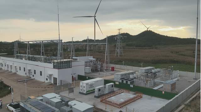 12月26日电力设备行业情报汇总。市场商机：蒙东通辽创源1-4号煤电机组220千伏送出工程环评阶段，内蒙古自治区项目由国网内蒙古东部电力有限公司承担。企业资讯：许继电气35千伏长寿命断路器成功应用于冶金场景，动作寿命提升至三万次。行业动态：广东推动虚拟电厂参与电力现货模拟市场出清。华能牵头发布全球首个磷酸酯涡轮机控制液寿命评估标准，填补空白并提升我国国际话语权。中央研究院高惯量新型飞轮储能系统成功入选北京市首台重大技术装备。政策导向：宁夏印发《绿电直连实施方案》，支持新能源项目绿电直连，免除电力业务许可。广西宣布2026年电力交易政策开始签约。前沿技术：内蒙古能源集团公开1000MW超超临界双抽再热背压汽轮机。北京金风科创公开传动系统及风力发电机组。