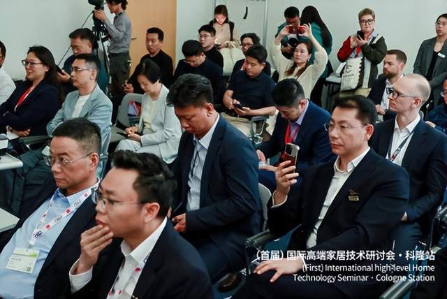 我国4月办公家具进出口金额同比上升1.29%,出口金额同比上升1.54%,进口金额同比下降28.84%。广州市黄埔区科峻金融大厦拟进行办公综合改造,总投资974.44万元,总建筑面积53,787.75平方米。亚太地区家庭办公家具市场价值约88.5亿美元,预计年复合增长率为5.92%,人体工学椅市场预计到2030年将达45.6亿美元。LiberNovo发布Omni动态人体工学椅,专为混合型专业人士设计。恒林家居2024年营收首破百亿,达110.29亿元,跨境电商业务激增196.47%。震旦家具重庆展厅开幕,展示多元化办公场景。首届国际高端家居技术研讨会在德国科隆成功举办,探讨家居产业技术发展新路径。浙江腾为办公设备股份有限公司公开一种人体工学办公椅,中山市东业家具制造有限公司公开一种设置有屏风板的办公桌,提升用户体验。
