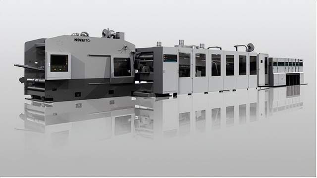 本文汇总了印刷包装行业的海内外最新情报，涵盖企业资讯、行业动态、上游动态及前沿技术等多个领域。Amcor为爱尔兰香氛公司提供护发产品包装解决方案，采用轻量化耐用材料；TOPPAN成为日本首家使用水性柔版印刷和非溶剂复合技术的企业，推出环保型食品包装；Smurfit Westrock因成本问题关闭加拿大魁北克的造纸厂。此外，Live Puri用纤维基瓶盖替代金属瓶盖以降低碳足迹，Emerald Ecovations推进甘蔗渣在食品和制药领域的应用。Bobst优化中大型标准箱体生产，提升效率并助力环保。同时，合肥市裕同印刷包装有限公司公开了一种包装盒内衬连接结构，提升了取放灵活性；深圳市裕同包装科技股份有限公司则推出可折叠式心型包装盒，增强包装设计的实用性与美观性。  
