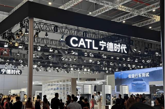 本文汇总了储能行业近期的重要情报。宁德时代发布营收达4237.02亿元，同比增长17.04%，研发投入显著提升。特斯拉储能业务表现强劲，储能装机量达46.7GWh，同比增长49%，并推出新一代产品Megapack 3。德国SMA逆变器出货量增长至19.9GW，地面电站业务表现突出。印尼宣布投建年产能50GW的太阳能工厂，总投资14亿美元。LG能源在加拿大开设储能电池生产线，推动北美市场扩张。中国方面，蓉储南通储能工厂项目落户江苏海门，总投资5亿元；甘肃兰州加速建设年产30GWh磷酸铁锂储能电芯项目，总投资90亿元。政策层面，菲律宾要求可再生能源项目强制配储20%，山东鼓励分布式储能参与电力市场。供应链动态显示，储能电芯排产环比增长16.5%，大电芯供需紧平衡。