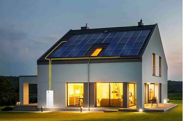 本文汇总了储能行业在2月12日的海内外动态，涵盖企业资讯、行业进展及政策导向。澳大利亚方面，Sungrow联合新南威尔士大学与杜博地区委员会推出混合电池储能方案，技术亮点包括两套储能系统和光伏集成优化功能；同时，维多利亚州通过发展促进计划批准两个总装机700兆瓦的电池储能项目。中国企业在储能领域表现突出，亿纬锂能成功并网全球首个628Ah锂电储能电站，并锁定10GWh订单；采日能源加速布局海外市场，其星链系列储能系统在欧洲和亚太地区频获订单。德国Varta推出搭载AI技术的家用储能系统，可智能调整充电计划。美国FlexGen与Alliant合作，在中西部推出两个新型电池储能项目，提升电网可靠性。政策方面，罗马尼亚将资金从太阳能转向电池存储，以解决能源供需失衡问题；广西则出台政策支持源网荷储一体化项目转为绿电直连项目。供应链数据显示，全球储能电芯出货量预计将在未来实现显著增长，比亚迪也透露硫化物固态电池有望实现小批量生产。