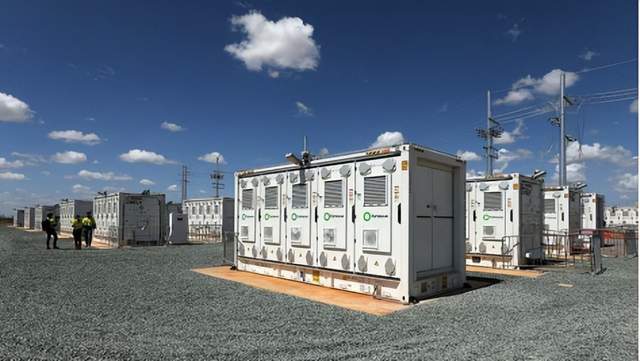 3月12日，储能行业呈现多地区动态。西班牙纳瓦拉将迎来中国企业Hithium Energy Storage投资约4亿欧元的储能电池工厂项目，选址靠近Tudela，助力区域储能产业发展。美国方面，SolarEdge首席财务官宣布离职，同时Eaton与SPAN达成战略合作，推动家庭电力管理革新。罗马尼亚能源公司VLA Energy计划在Arad县建设300MW/1200MWh大型电池储能项目，占地约20000平方米。印度Involtics推出适用于家庭太阳能系统的GTSI系列单相混合逆变器，提供多种功率规格选择。中国华泸集团与大力储能签署协议，聚焦全钒液流电池技术研发与市场应用；天赐材料宣布投资21亿元扩产铁源与磷酸铁产能；新巨能与中创新航达成10GWh电芯采购合作。德国政策调整取消小型光伏设施固定上网电价，推动市场化交易；美国圣贝尼托县则通过电池储能设施建设暂停令以完善规范。