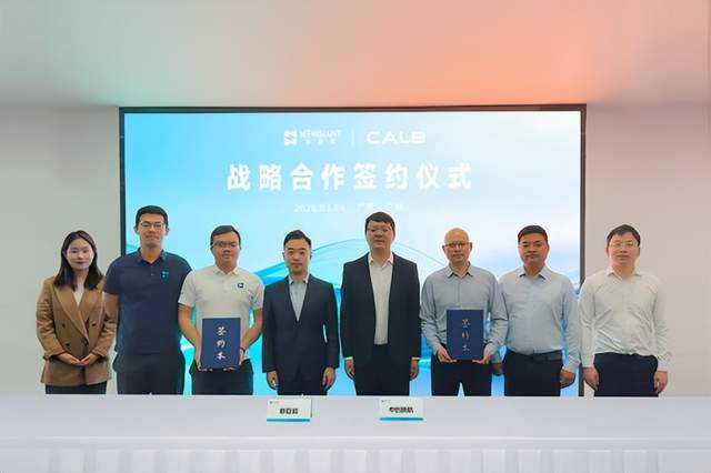 3月12日，储能行业呈现多地区动态。西班牙纳瓦拉将迎来中国企业Hithium Energy Storage投资约4亿欧元的储能电池工厂项目，选址靠近Tudela，助力区域储能产业发展。美国方面，SolarEdge首席财务官宣布离职，同时Eaton与SPAN达成战略合作，推动家庭电力管理革新。罗马尼亚能源公司VLA Energy计划在Arad县建设300MW/1200MWh大型电池储能项目，占地约20000平方米。印度Involtics推出适用于家庭太阳能系统的GTSI系列单相混合逆变器，提供多种功率规格选择。中国华泸集团与大力储能签署协议，聚焦全钒液流电池技术研发与市场应用；天赐材料宣布投资21亿元扩产铁源与磷酸铁产能；新巨能与中创新航达成10GWh电芯采购合作。德国政策调整取消小型光伏设施固定上网电价，推动市场化交易；美国圣贝尼托县则通过电池储能设施建设暂停令以完善规范。