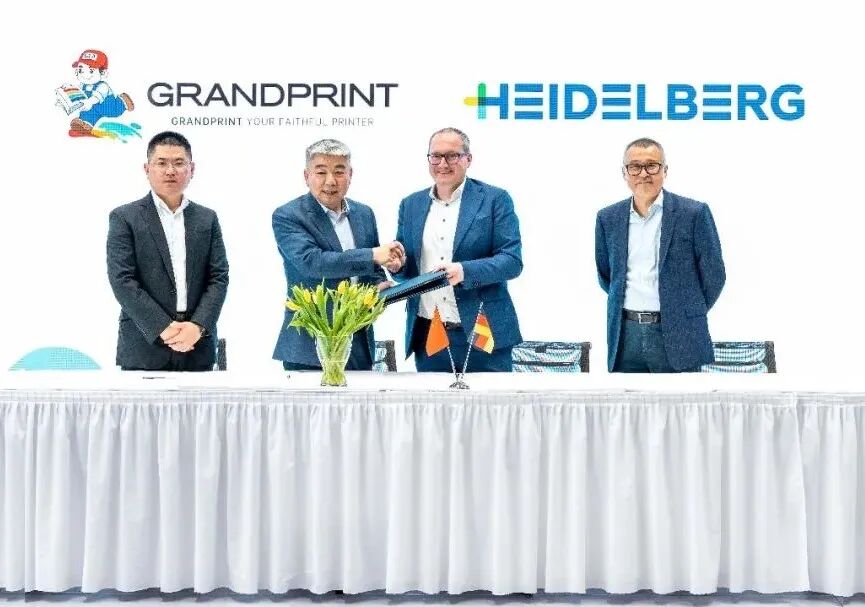 3月18日印刷包装行业情报汇总显示，多家企业取得重要进展。安姆科Winterbourne工厂获得ISO 13485医疗器械质量管理体系认证，标志着其医疗包装领域里程碑式成就；艾利丹尼森成为全球首家规模化集成柔性NFC标签的企业，推出基于Pragmatic技术的嵌体系列；盛大印刷再购6台海德堡速霸CX 92胶印机，加速混合印刷战略。Coveris集团将标签业务出售给金斯伍德资本，新公司年销售额预计达2.7亿欧元。麦肯锡建议纸包装行业采用程序化并购策略，每年完成两笔以上中小型交易。美国对中国塑料包装征收反倾销税，主要针对聚丙烯瓦楞箱。意大利Artes Etichette引入全球首套Gallus Five混合印刷机，实现工业级数字化生产。全球BOPP香烟包装膜市场规模将达2006百万美元，合规与轻量化成新引擎。安姆科和昆山科望分别推出带自动封口彩盒结构和环保内衬包装盒新技术。