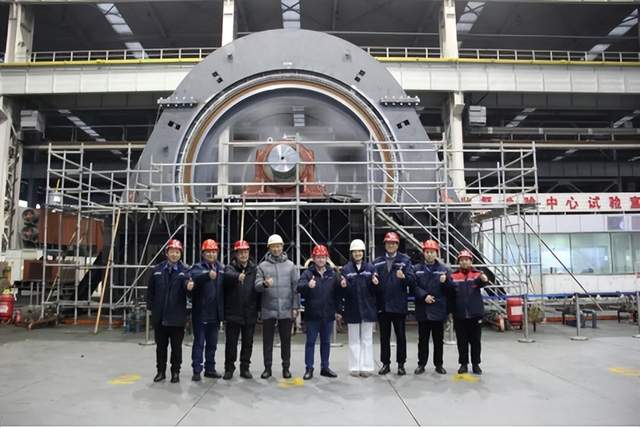 本文总结了1月16日电力设备行业情报汇总内容，包括市场商机、企业资讯、行业动态、政策导向和前沿技术等方面的重要内容。其中涵盖了新建风电场项目、东方电气集团与中国物流的战略合作、国产超大功率矿用电机的突破、南网科研院的电力市场全景仿真系统、上海市政府与国家电投的战略合作协议以及国家发改委关于水电站大坝运行安全监督管理规定等内容。此外，还提到了四川省推进绿色制造体系建设、江西省虚拟电厂建设运营工作指南的发布以及一些前沿技术的应用。通过这些资讯，能够了解到电力设备行业的最新动态和发展趋势。